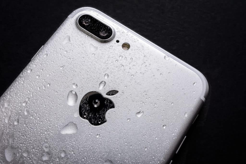 iPhone mit Wassertropfen